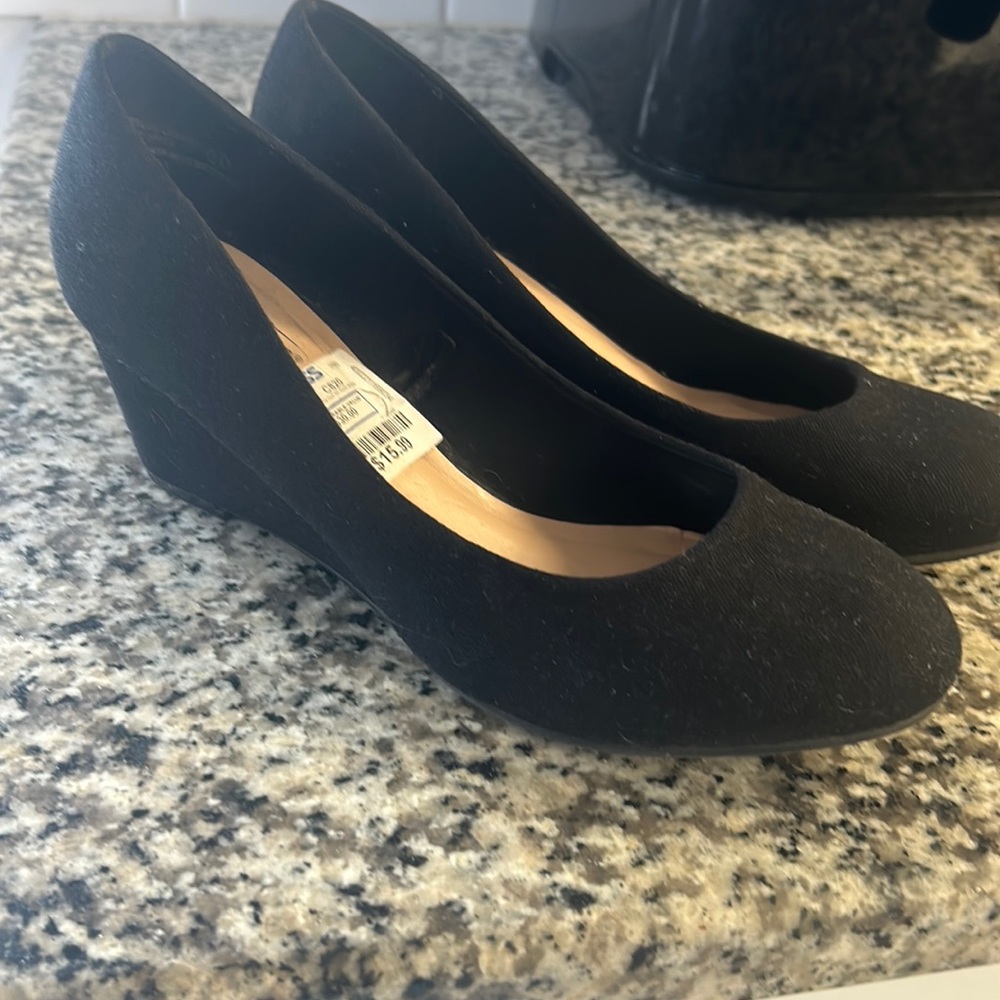 COPY - Black closed toed wedges size 7.5